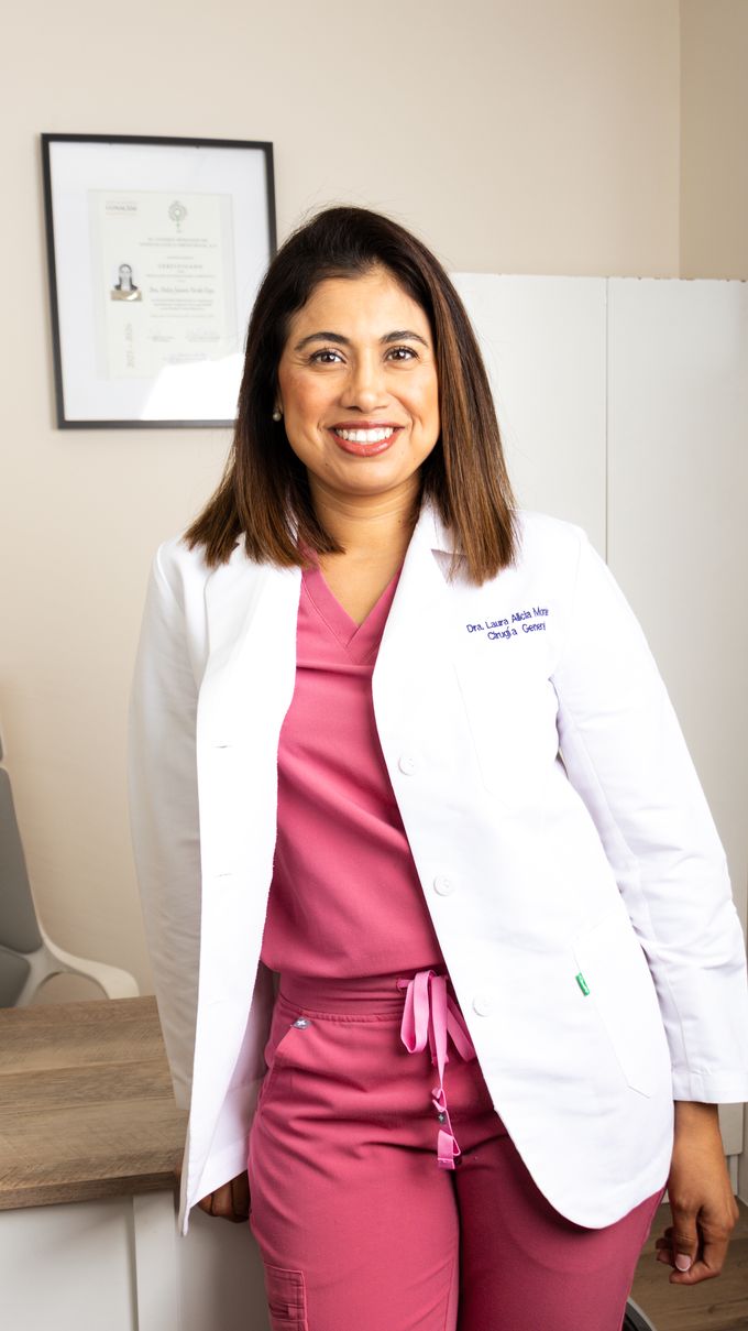 Dra. Laura Morales en su consultorio en Tijuana
