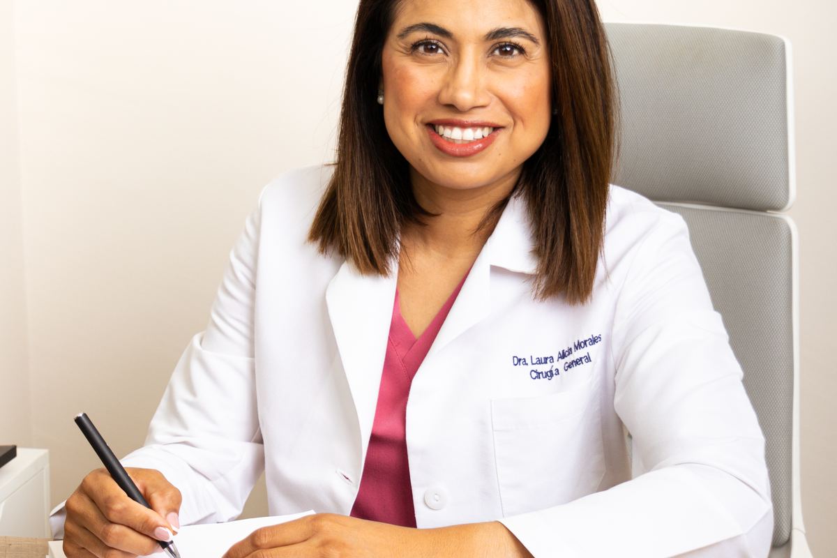 Dra. Laura Morales en el consultorio, Tijuana